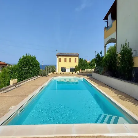 Familiar Swimming Pool And Open, Private Space Apartment