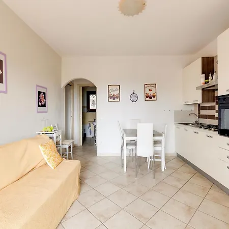 Apartment Familiar Swimming Pool And Open, Private Space *