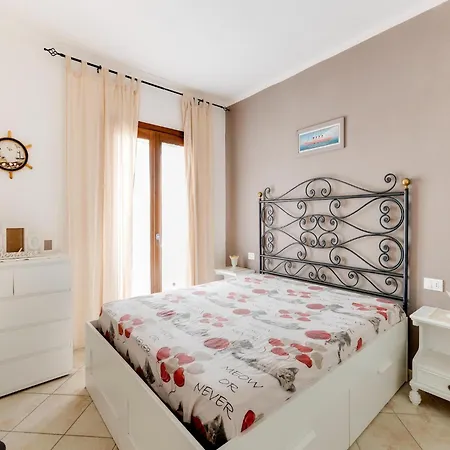 Familiar Swimming Pool And Open, Private Space Apartment