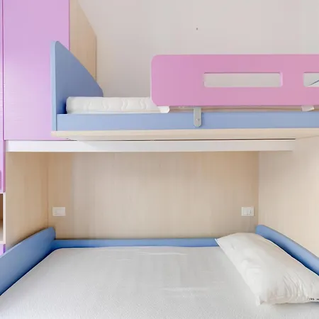 Familiar Swimming Pool And Open, Private Space Apartment *