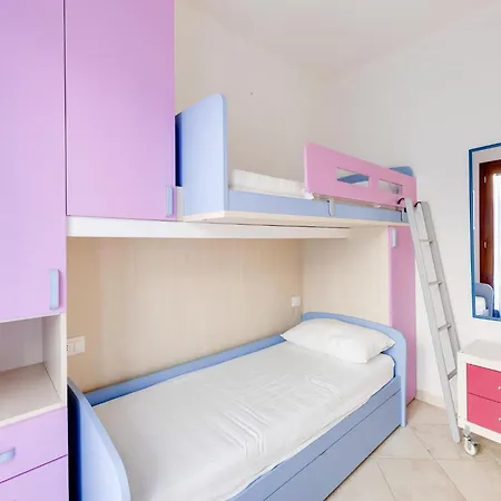 Apartment Familiar Swimming Pool And Open, Private Space *
