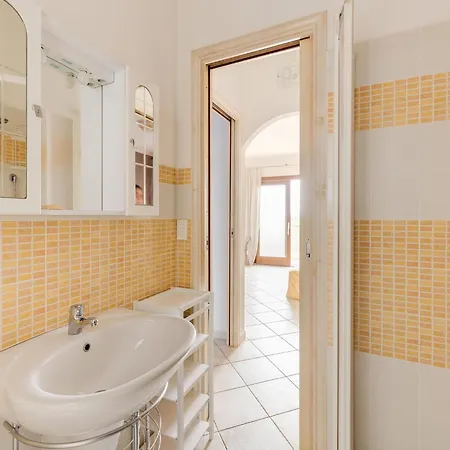 Familiar Swimming Pool And Open, Private Space Apartment